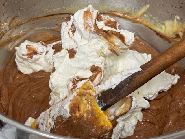 Beaucoup de crème fouettée posée au-dessus de la mousse