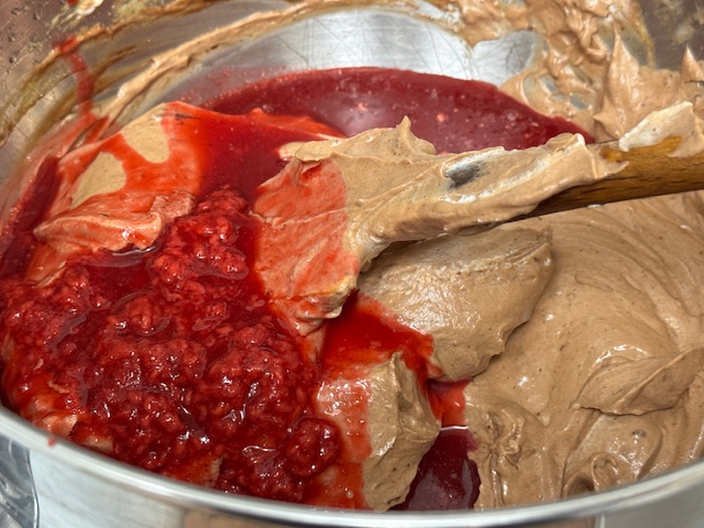 Coulis versé dans la mousse. Ça couvre plus que la moitié du bol