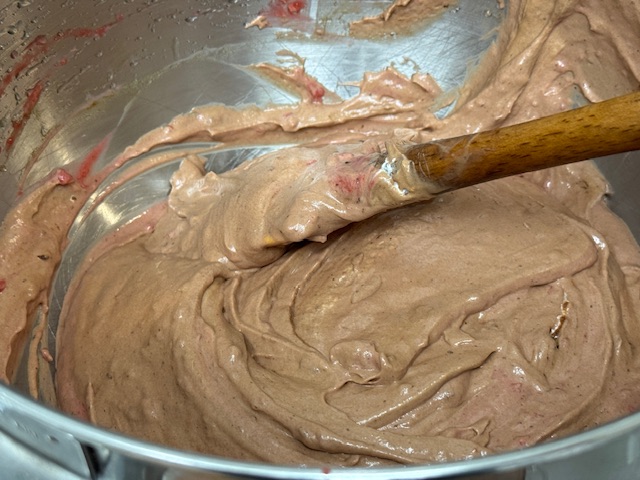 Mousse homogène. Le coulis n'a pas vraiment changé la couleur, mais c'est bien plus lisse qu'avant