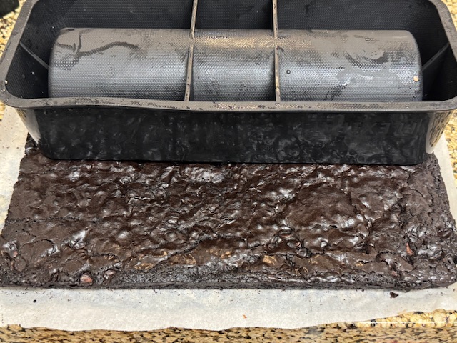 Moule à bûche posé inversé sur le brownie