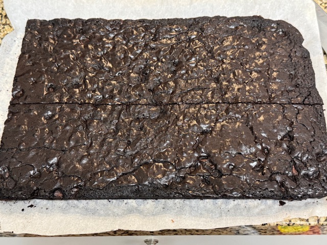 Brownie coupé en deux grosses tranches