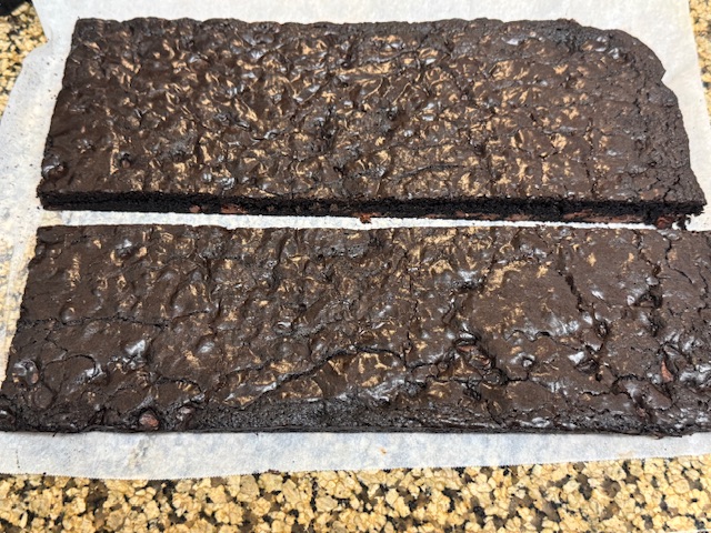 Tranches de brownies séparées, toujours sur le papier