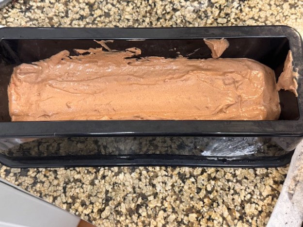 Mousse dans le moule. C'est un peu le bordel, avec des morceaux de mouse partout sur les parois