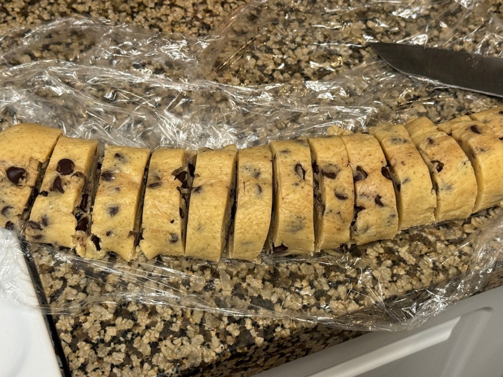 Boudin de pâte à cookies, tranché en 14 tranches de 1,5 cm chacune