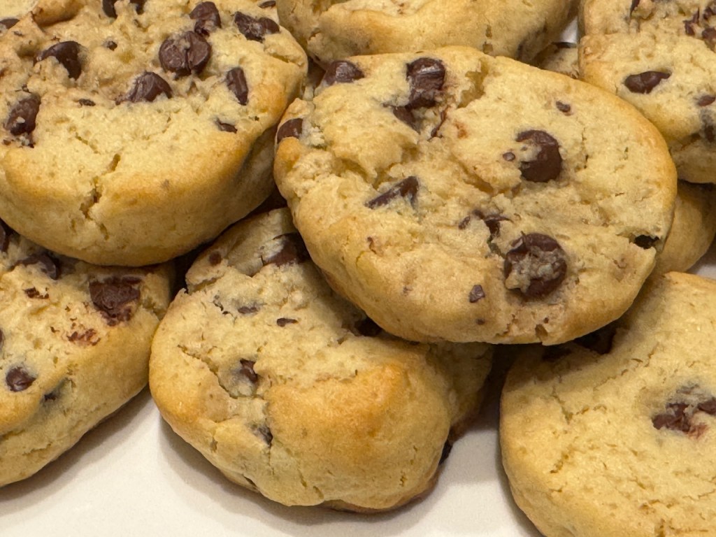 Vue en gros plan de plusieurs cookies ; deux sont en haut, des parties de 4 autres sont visibles en bas.