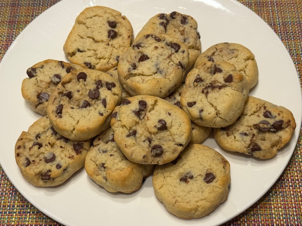 Assiette pleine de cookies aux pépites de chocolat, 14 au total