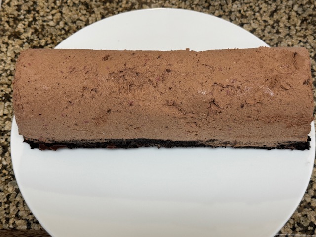 Bûche entière sur une assiette ; la surface est plus rugueuse que souhaitée