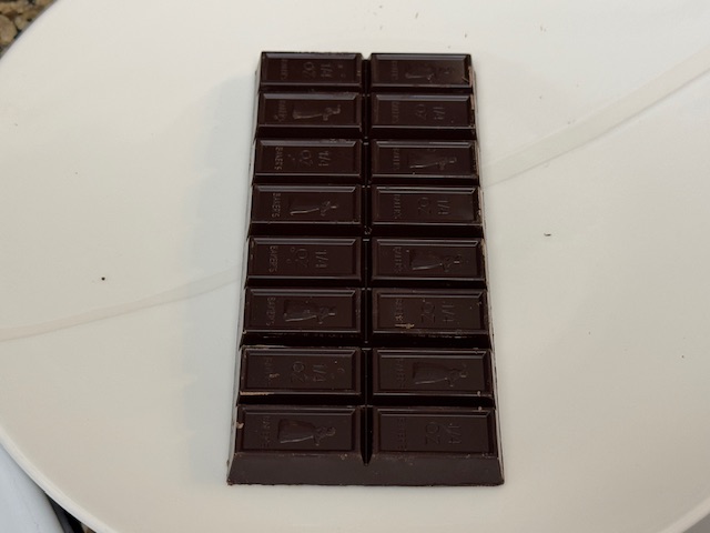 Tablette de chocolat posé sur une assiette blanche