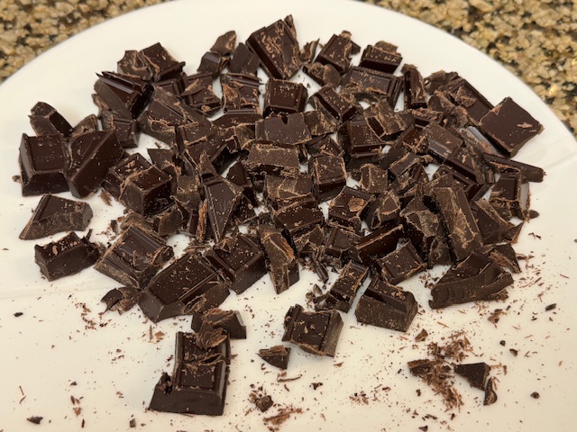 Chocolat bien haché, avec des miettes partout