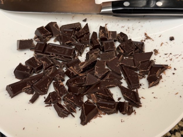 Le reste du chocolat haché. Le couteau est visible en haut, posé sur l'assiette