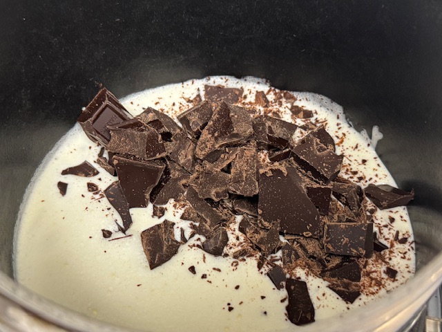 Chocolat versé dans la casserole