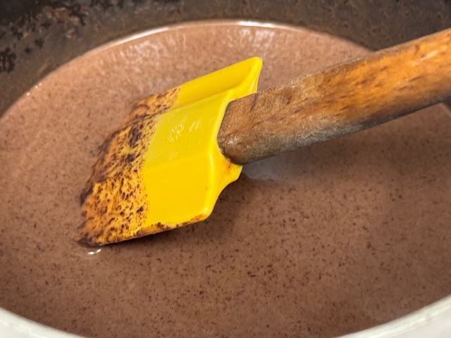 Ganache avec la première tranche de chocolat fondu. C'est marron clair