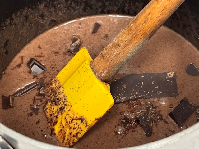 Plus de chocolat versé dans la casserole, avec une maryse jaune au centre
