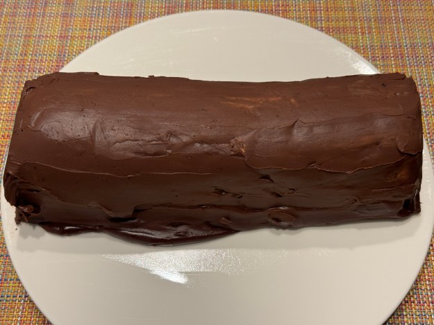 Bûche entière sur une assiette