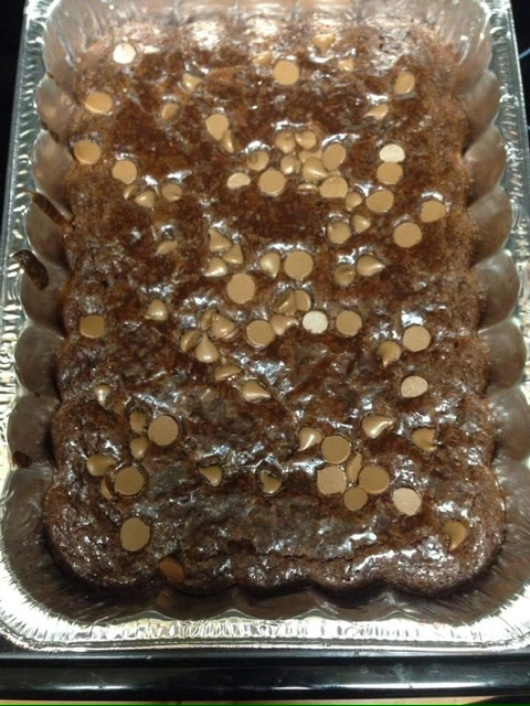 C'est un moule jetable en aluminium avec des brownies, recouverts avec des pépites de chocolat partout.