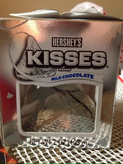 Carton d'un Hershey Kiss de 200 grammes, visible car un côté est en plastique translucide.