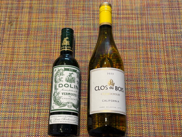 À gauche, une bouteille de vermouth Dolin blanc de 375 mL. À droite, une bouteille de Clos du Bois 2023. C'est un vin blanc inoffensif, mais pas plus.
