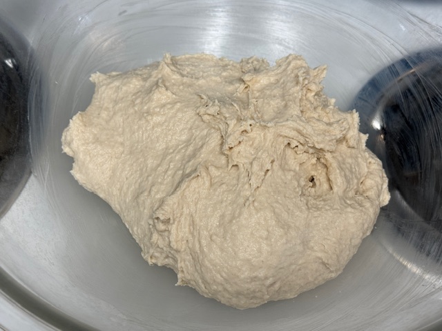 Pâte dans le saladier après les 45 premières minutes de repos