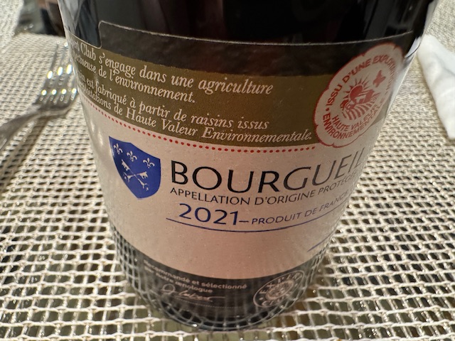 Une bouteille de vin Bourgueil AOP 2021. C'est un vin rouge du Val de Loire.