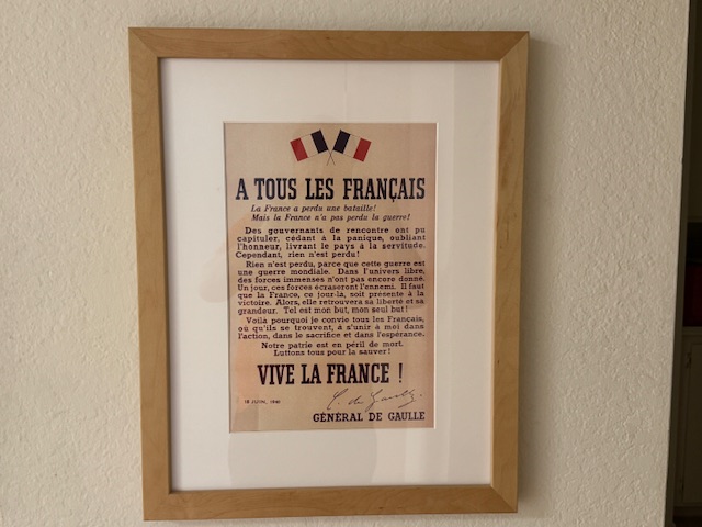 L'affiche a un gros-titre « À tous les Français », suivi du texte de l'appel du 18 juin 1940. La signature du général de Gaulle apparaît en bas. Le cadre est en bois d'érable.
