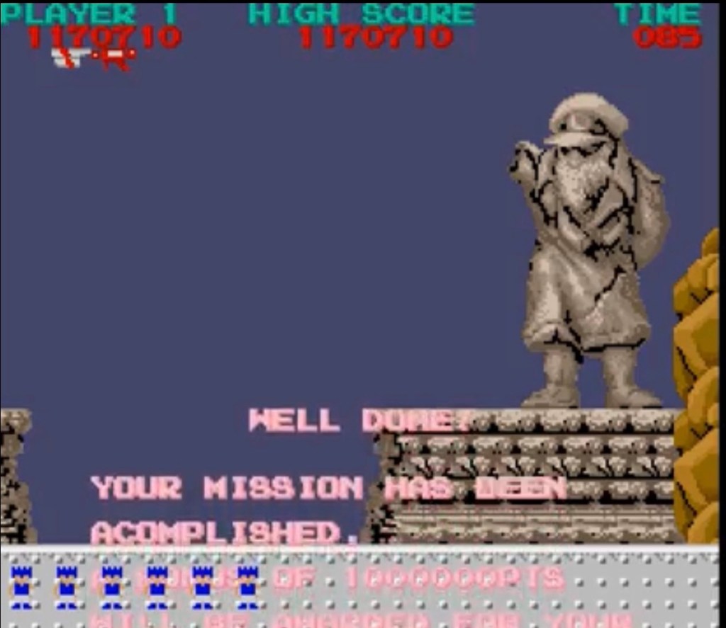Jeu NES (alors pas trop réaliste) avec une statue en pierre gris d'un homme habillé en uniforme militaire, avec une casquette militaire, une longue barbe et des lunettes de soleil. Elle n'a pas de bras droit.