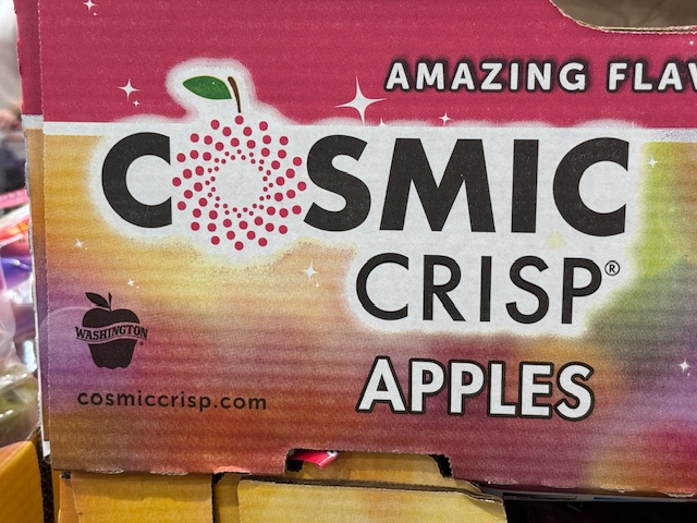 C'est un carton géant qui dit "COSMIC Crisp"
