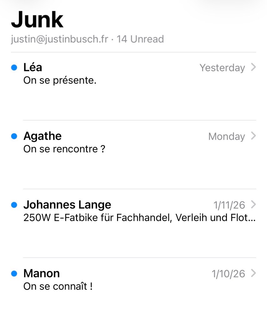 Des aperçus de courriels de « Léa, Agathe et Manon », tous avec le sujet « On se rencontre ? »