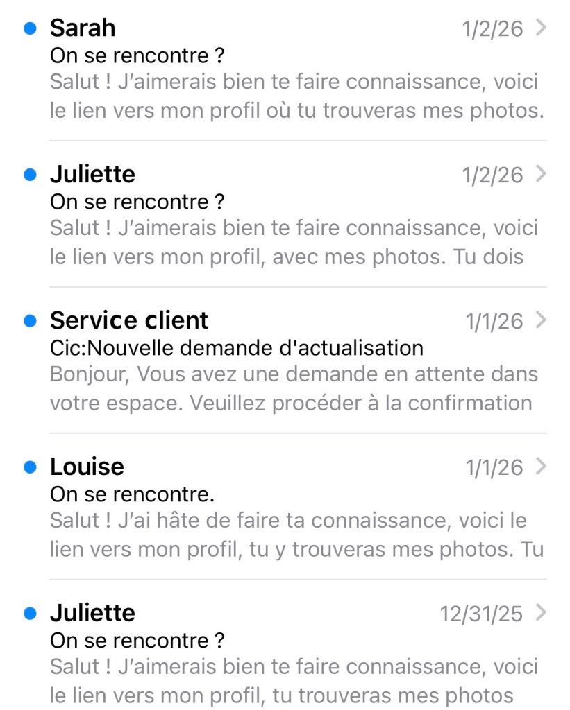 Des aperçus de courriels de « Sarah, Juliette et Louise », tous avec le sujet « On se rencontre ? »