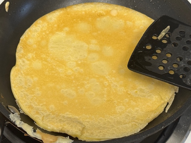 Crêpe retournée pour faire cuire le deuxième côté