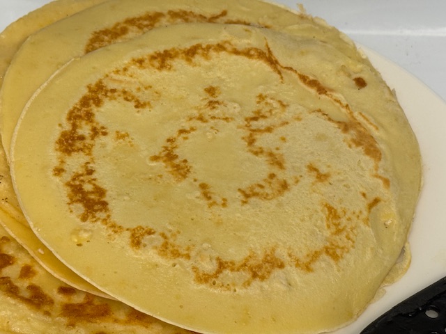 Tas de crêpes de 15 cm sur une assiette blanche