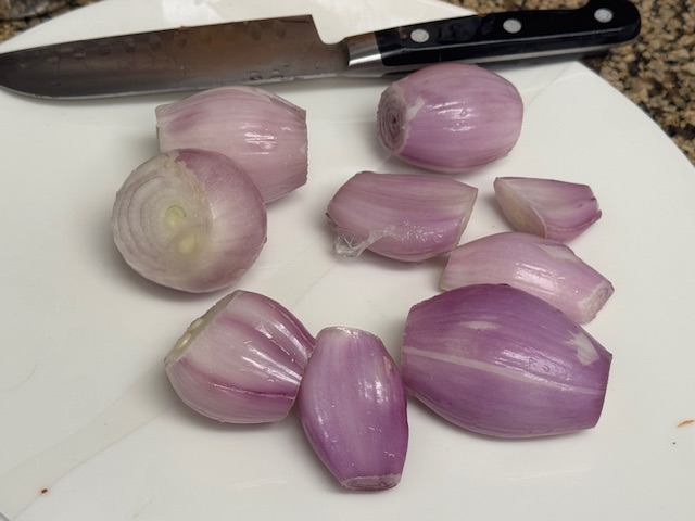 6 échalotes pelés et lavés sur une assiette