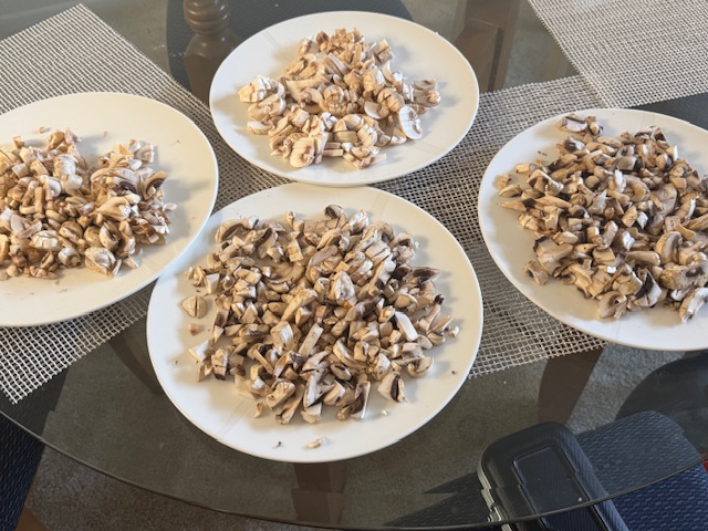 4 assiettes de champignons coupés sur ma table