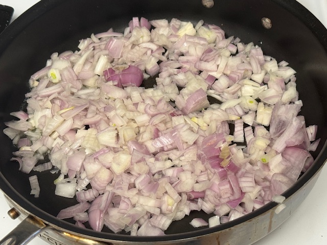Poêle pleine d'échalotes émincés 