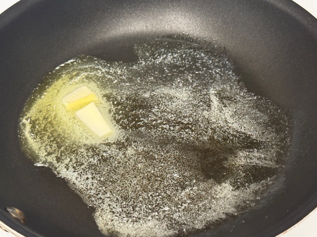 Du beurre dans une deuxième poêle pour faire cuire l'autre moitié des champignons, car il y avait trop pour une poêle !