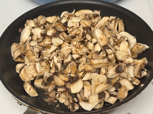 Champignons dans la deuxième poêle 