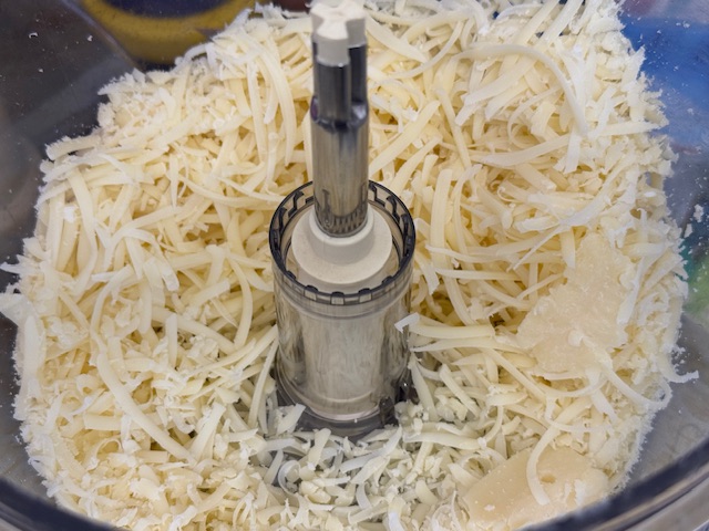 Bol du robot multifonction plein de fromage râpé