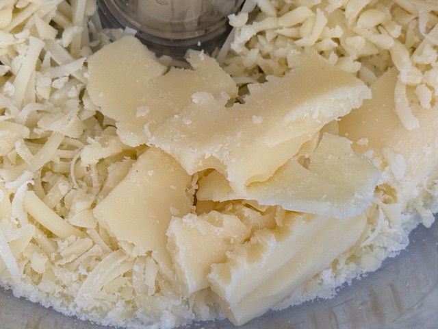 Gros morceaux de fromage en gros plan