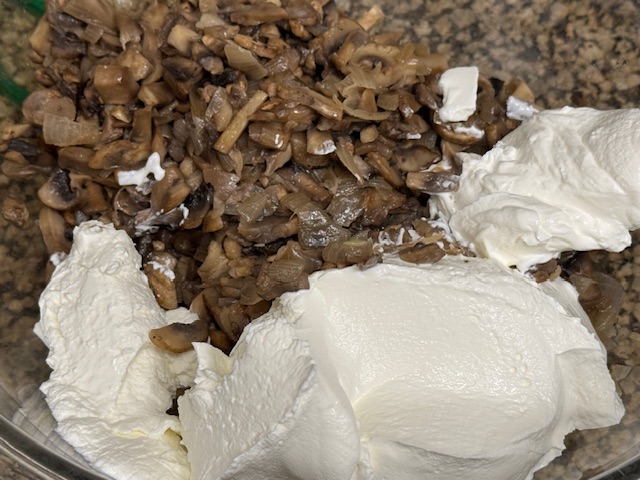 Duxelles dans un saladier avec un gros tas de sour cream 
