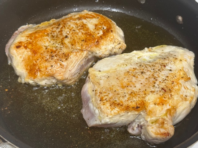 Suprêmes de poulet dans une poêle, bien dorées