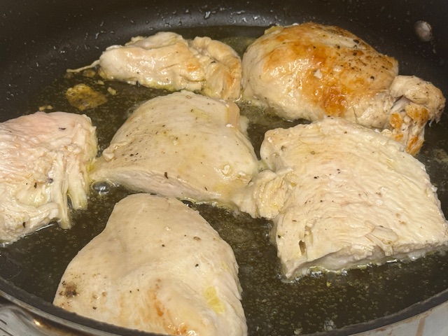 Suprêmes de poulet coupées en deux dans la poêle 