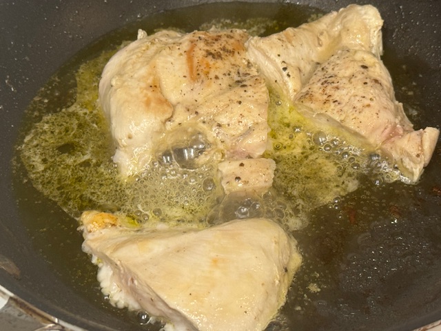 Suprêmes de poulet dans de l'huile dans une poêle 