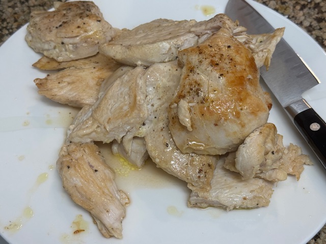 Des morceaux de poulet sur une assiette
