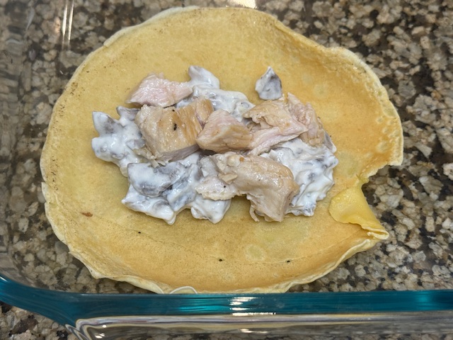 Crépe avec des duxelles et des morceaux de poulet au centre