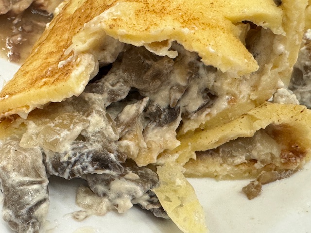 Découpe de la ficelle picarde -- la crêpe, les duxelles et le poulet sont tous là