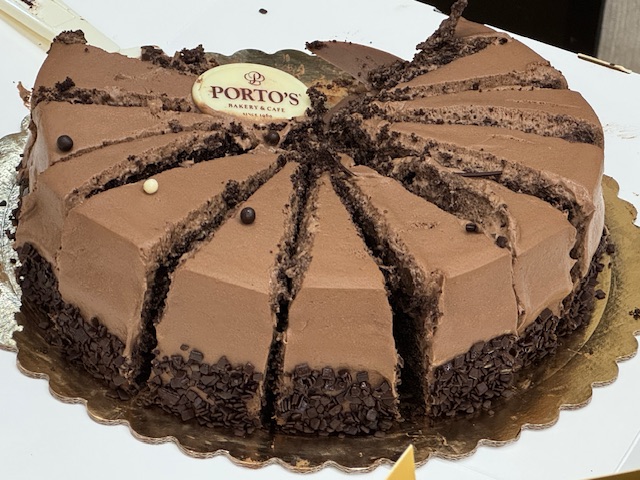 Gâteau au chocolat avec trois couches de gâteau et 3 couches de glaçage.