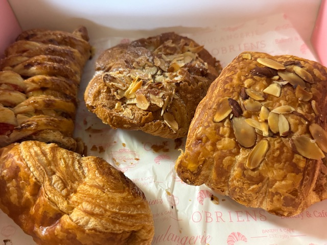 Interieur d'une boîte en carton avec 4 pâtisseries.