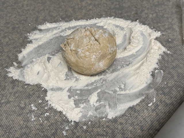 Boule de pâte sur plan de travail fariné