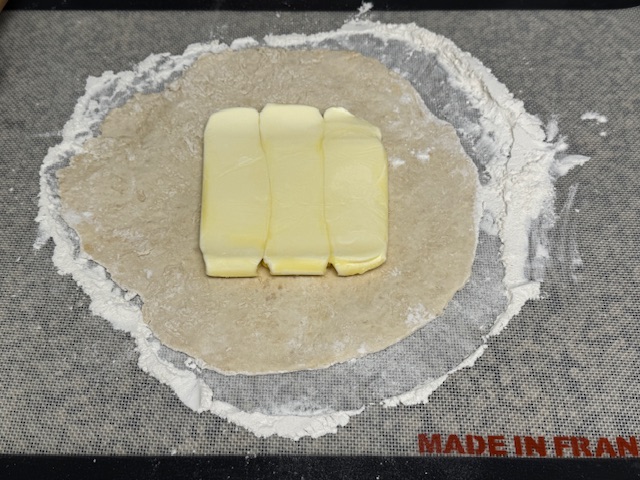 Carré de beurre au centre de la pâte étalée