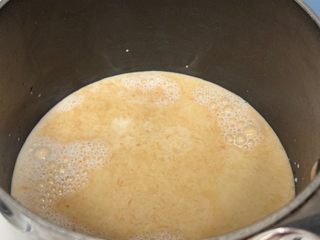 Mélange de lait et de vanille liquide dans une casserole