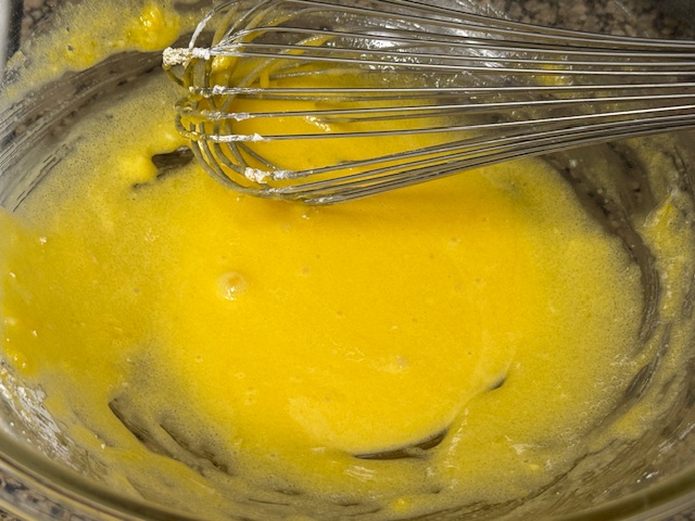 Mélange de jaunes, de sucre, et de maizena fouetté